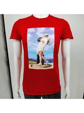 Great Souvenirs of San Francisco "Unconditional Surrender" Statue T-Shirt (S)